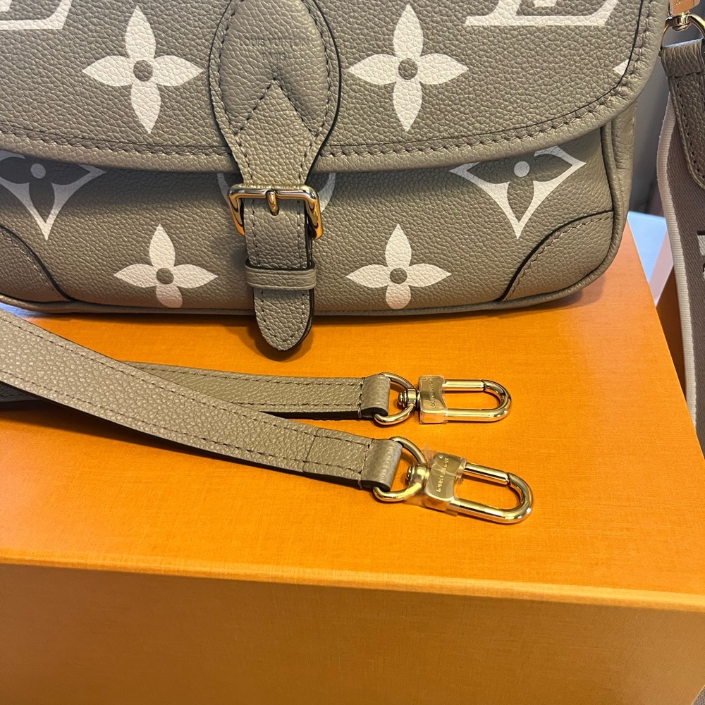 Louis Vuitton Diane beige/cream Monogram Shoulder Bag - Picture 6 of 10
